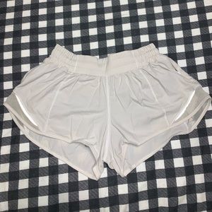 Women’s Lululemon Hotty hot shorts 2.5”